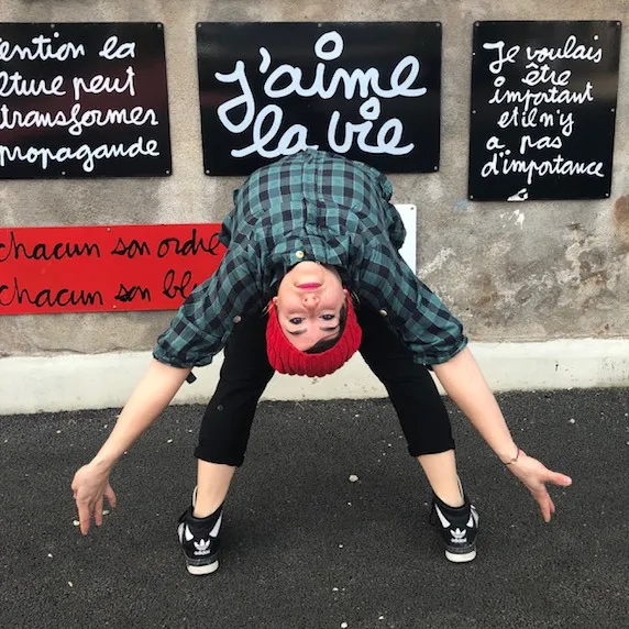 Ruthie street performance in Paris